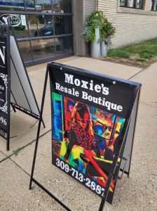 Street sign for Moxie's Resale Boutique